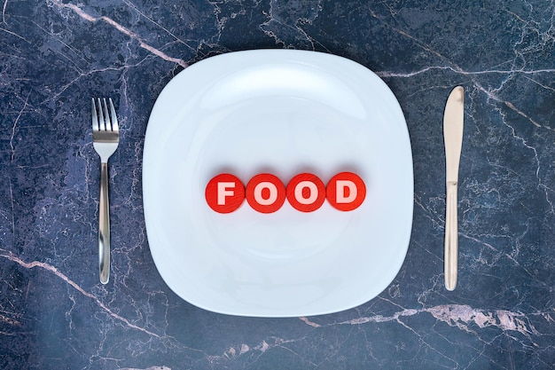白い皿の上のワードイーター飢餓と食糧と食糧不足の概念