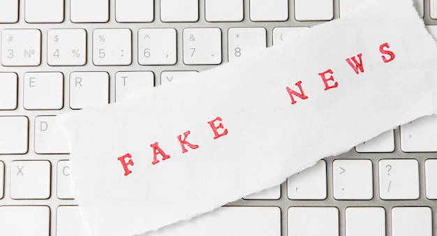 Foto words fake news scritte su carta strappata