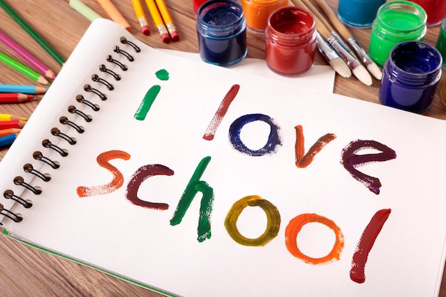 Слова I Love School, написанные на белой книжке