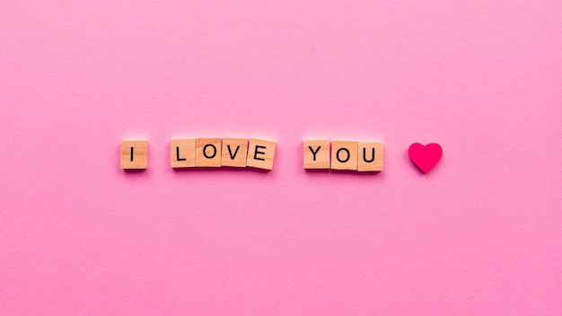 写真 ピンクの紙に「愛してる」という言葉