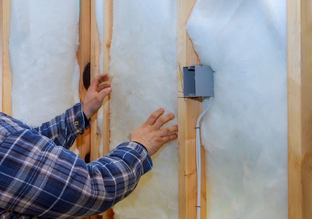 Lavoro composto da isolamento in lana minerale nella parete calda di isolamento termico a parete,