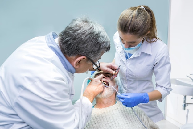 上級患者の歯科教育と実践を伴う歯科医および歯科助手の仕事