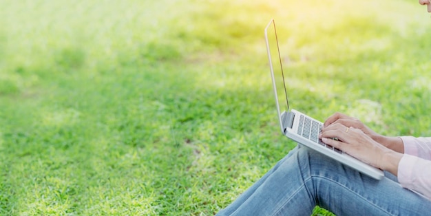 Foto lavoro da casa banner donna che lavora su laptop all'aperto a casa causa dell'infezione pandemica mondiale del virus corona covid19 belle donne si connettono a internet lavorando all'aperto tecnologia internet wireless