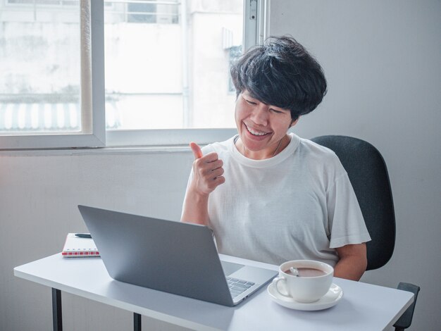 Lavoro da casa, donne asiatiche di affari freelance che lavorano video conferenza chiamata con il cliente sul posto di lavoro a casa