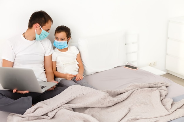 Lavora da casa o resta a casa dalla crisi pandemica del coronavirus covid-19. stile di vita felice tempo in famiglia a casa con il computer portatile. quarantena.