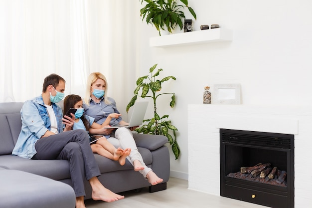 Foto lavora da casa o resta a casa dalla crisi pandemica del coronavirus covid-19. stile di vita felice tempo in famiglia a casa con laptop e tablet. quarantena.