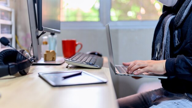 Lavoro da casa (wfh). lock down e auto-quarantena a casa. distanziamento sociale e distanziamento fisico. resta a casa stai al sicuro. effetto da covid-19 e arresto del virus dell'epidemia.