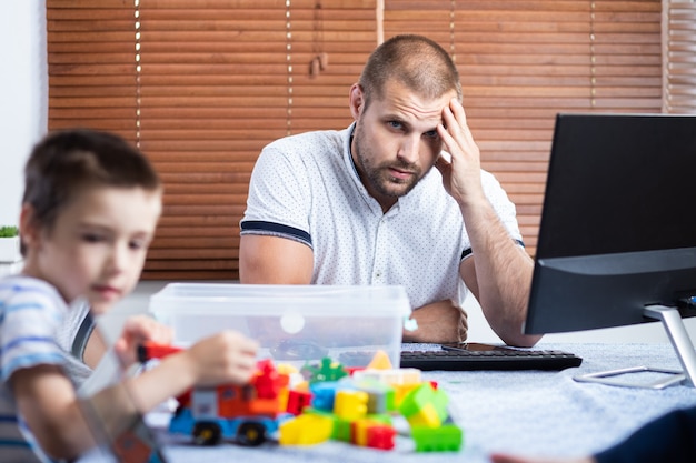 Foto lavora da casa con i bambini piccoli