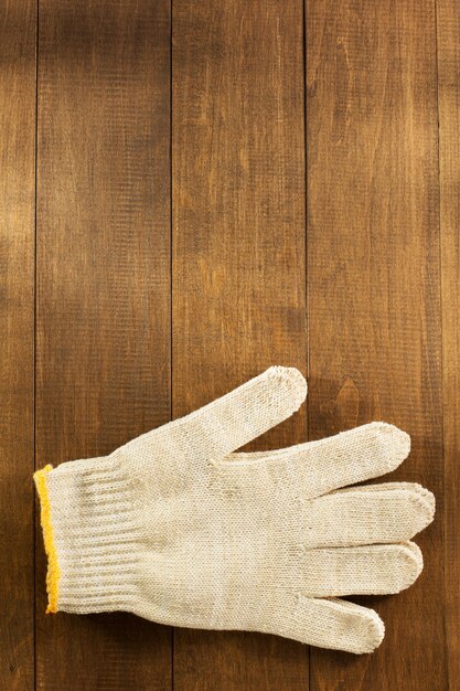 木製の壁に作業用手袋