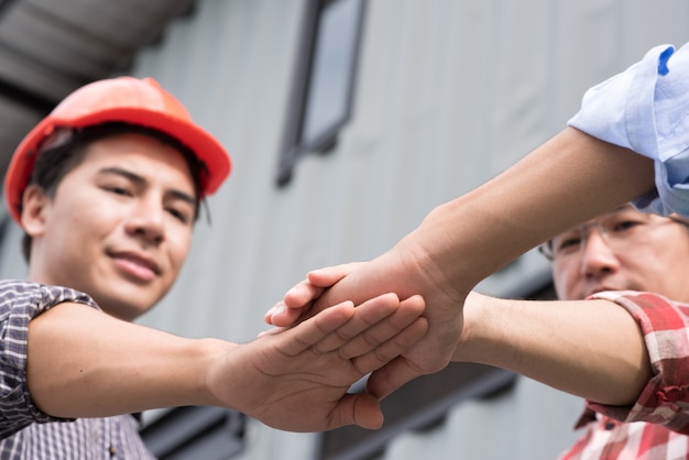 Foto gruppo di lavoro di persone ingegnere che unisce le mani