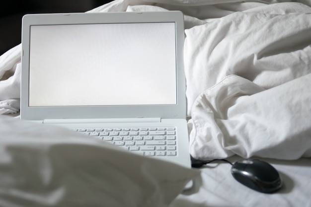 Lavoro a casa concetto notebook sul letto