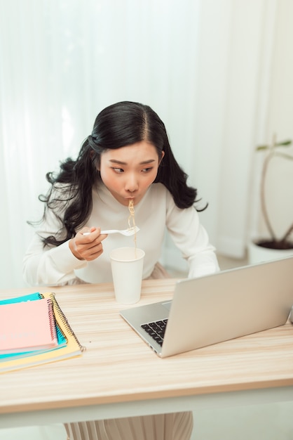 자가 격리 기간 동안 집에서 일하고 새로운 일반 개념.