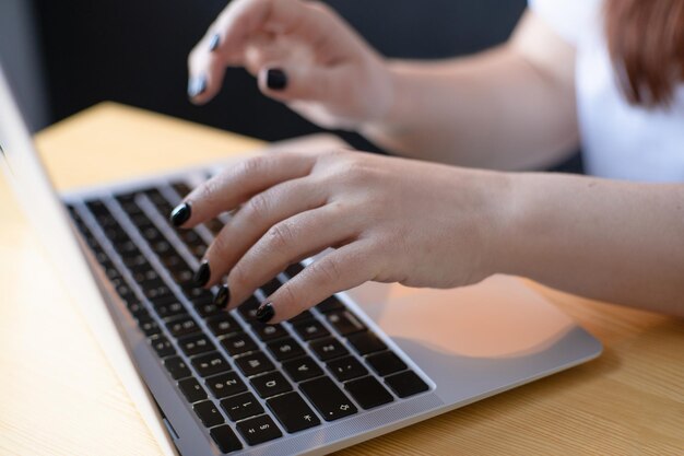 Foto lavoro in ufficio in cucina lavoro a distanza dall'ufficio a casa giovane donna che usa il portatile lavoro freelance al tavolo in cucina istruzione a distanza