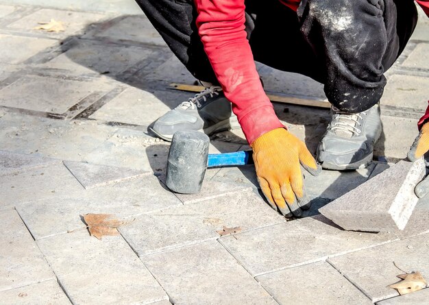 Foto lavori di posa delle lastre di pavimentazione