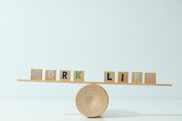 Work-life balance concept visuele symbolen op een lichte achtergrond.