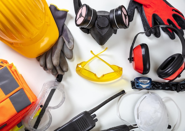 Foto sfondo delle apparecchiature di protezione della sicurezza sul lavoro indumenti protettivi industriali su bianco