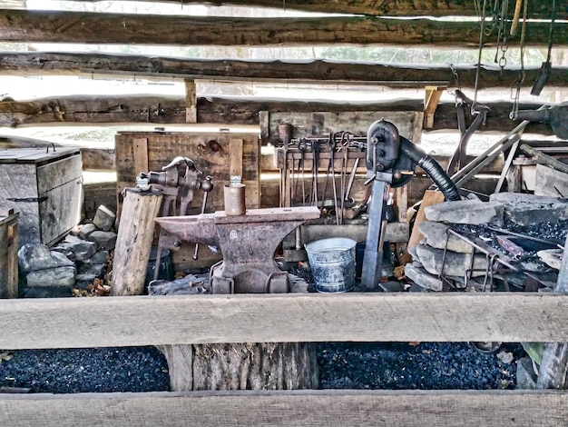 Foto strumenti da lavoro dietro una recinzione di legno