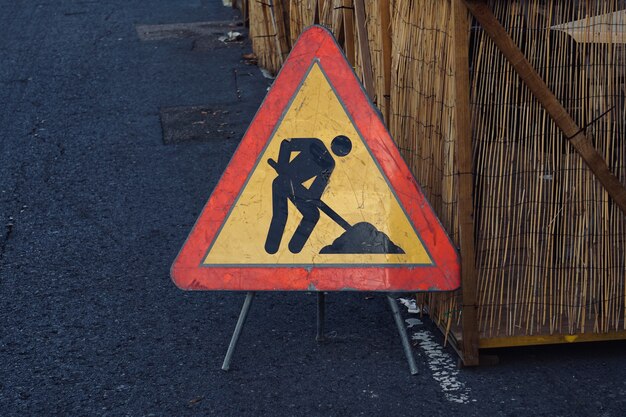 Foto segnale stradale della zona di lavoro sulla strada