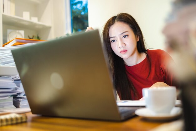 Workaholic mensen Vrouw werkt overuren op kantoor aan huis