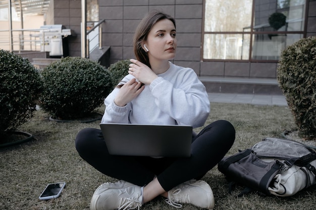 Фото Работа на открытом воздухе женщина работает на ноутбуке в парке удаленная удаленная работа во время карантина