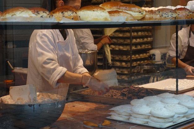 Foto lavoratore in una panetteria