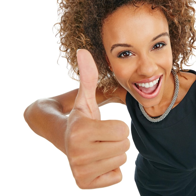 Черная женщина-рабочий и поднимает палец вверх ручной портрет с вау счастливой или гордой улыбкой за успех в корпоративном стиле Да одобрение и знак согласия бизнеса на изолированном студийном белом фоне