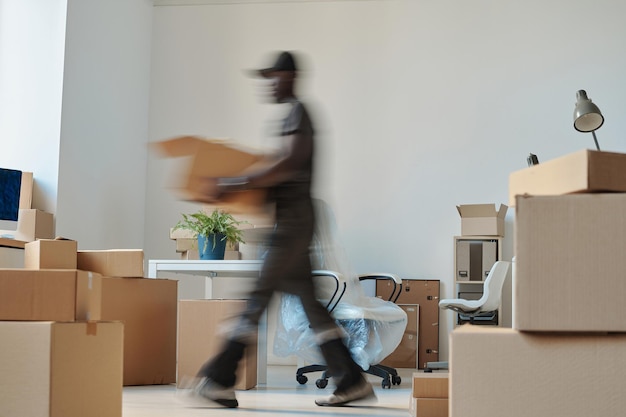 Lavoratore che trasporta scatole durante il trasferimento