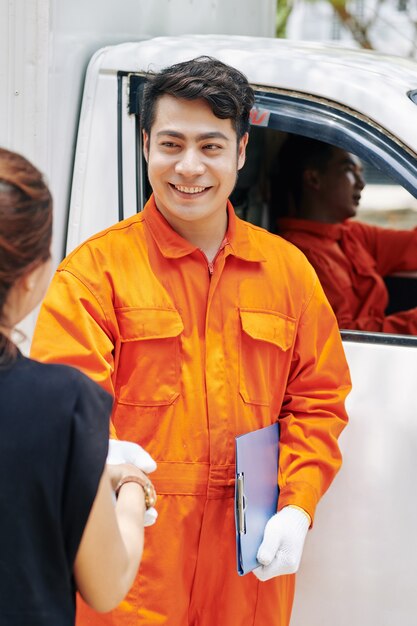 Lavoratore e cliente che agitano le mani