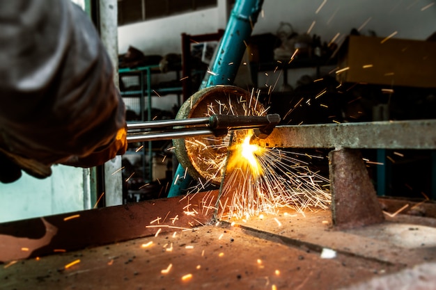 the worker cutting steel 