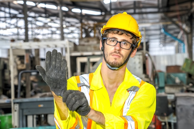 기계 엔지니어와 산업 회사에서 일하는 작업자 엔지니어 industry.engineer.