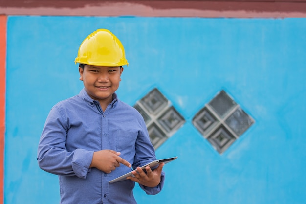 L'ingegnere lavoratore sorride felice nel lavoro utilizzando la tecnologia tablet