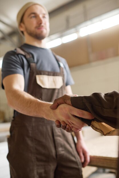 Foto lavoratore che saluta il suo collega al lavoro