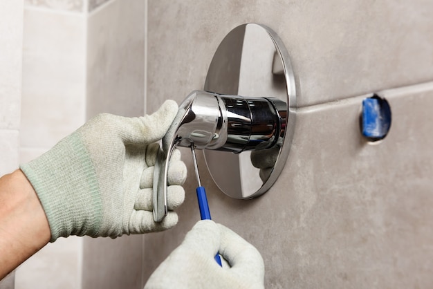 The worker hand are mounted a built-in faucet.