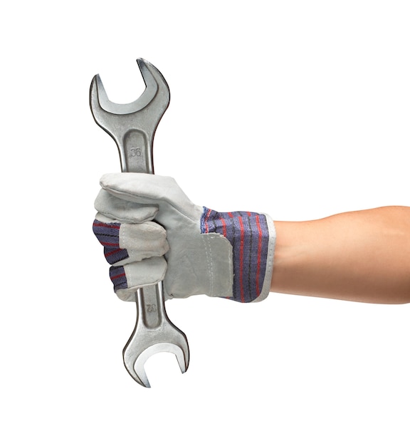 Фото Рука работника в перчатке, держа большой гаечный ключ. изолированные на белом