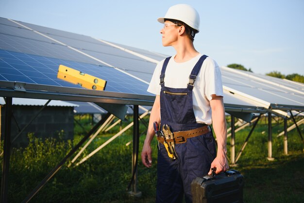 太陽電池パネルを屋外に設置する労働者