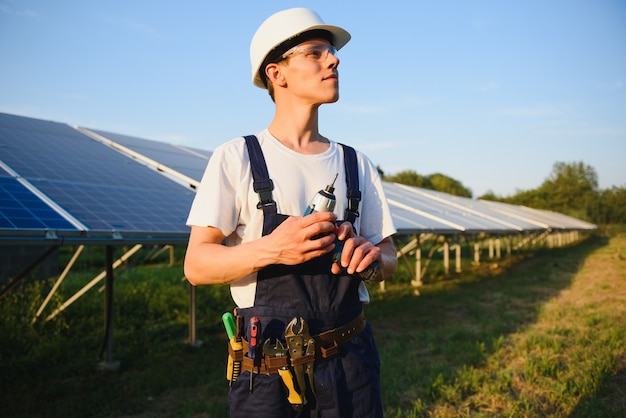 太陽電池パネルを屋外に設置する労働者