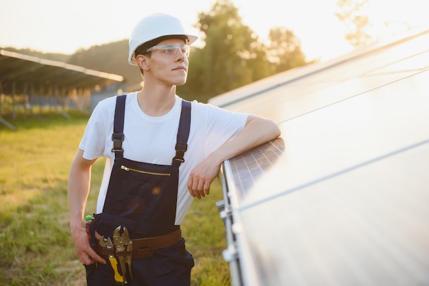 太陽電池パネルを屋外に設置する労働者