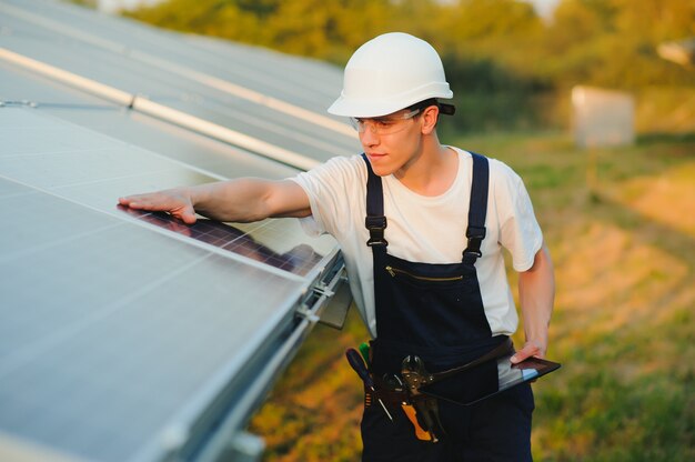 Photo worker installing solar panels outdoors