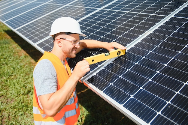 太陽電池パネルを屋外に設置する労働者