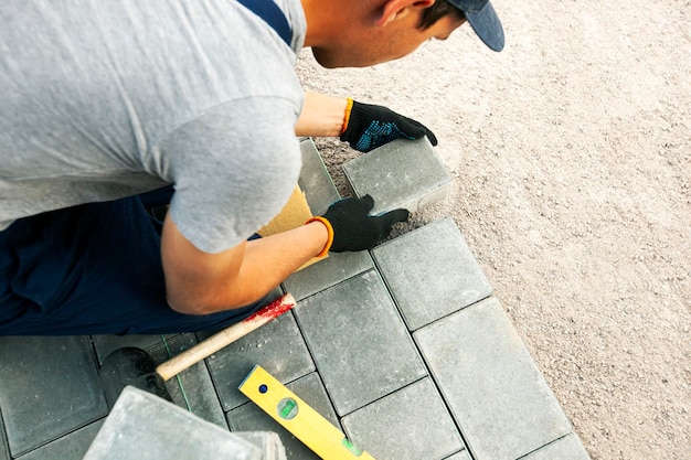 Percorso delle lastre di pavimentazione del rivestimento del lavoratore