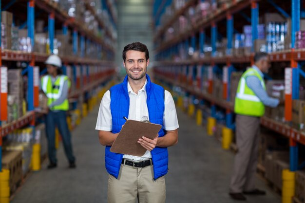 Lavoratore che guarda l'obbiettivo