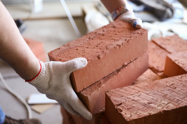 L'uomo lavoratore trasporta blocchi