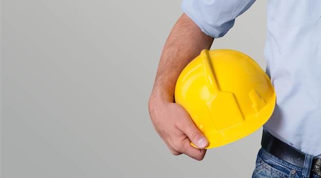 Uomo del lavoratore con il casco sullo sfondo