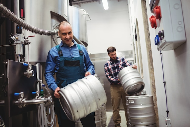 Worker and manufacturer carrying kegs