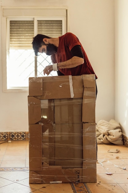 Worker packing a glass pane in a moving operation