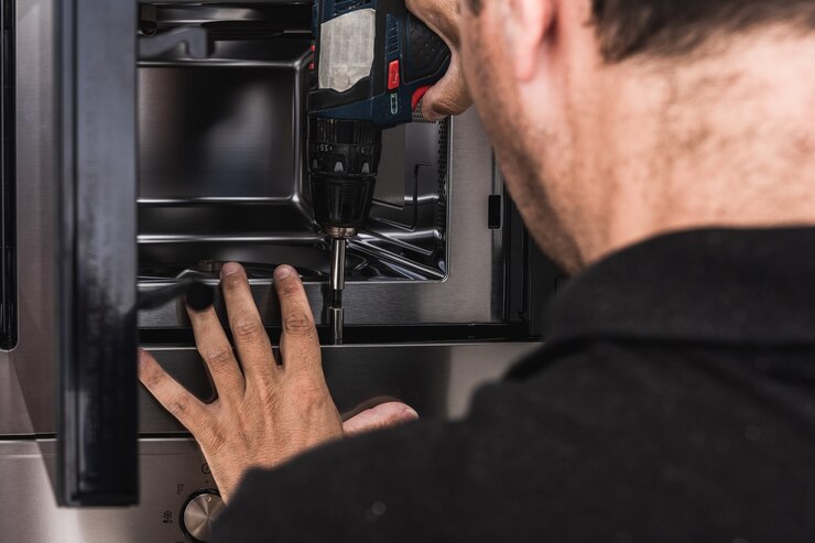 worker-placing-microwave-kitchen-cabinet_475667-585.jpg?uid=R182350357&ga=GA1.1.811252693.1744599237&semt=ais_hybrid&w=740