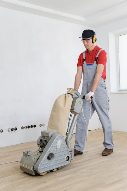 Worker polishing  parquet.