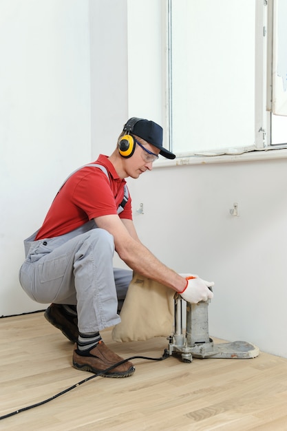 Worker polishing  parquet.