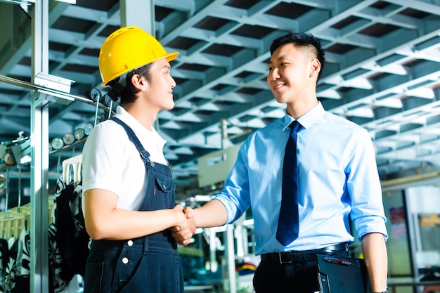 Lavoratore e direttore di produzione in una fabbrica