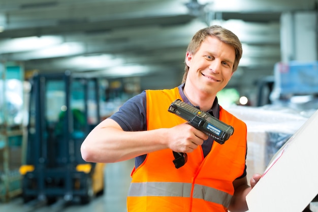 worker scans package in warehouse of forwarding